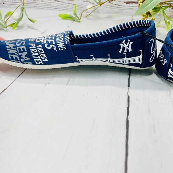 NWT New York Yankees Canvas Slip on Shoes - Size S (5/6) - Picture 8 of 12